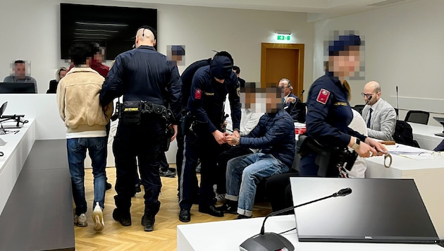 The young defendants are surrounded by prison guards. (Bild: Sophie Pratschner, Krone KREATIV)