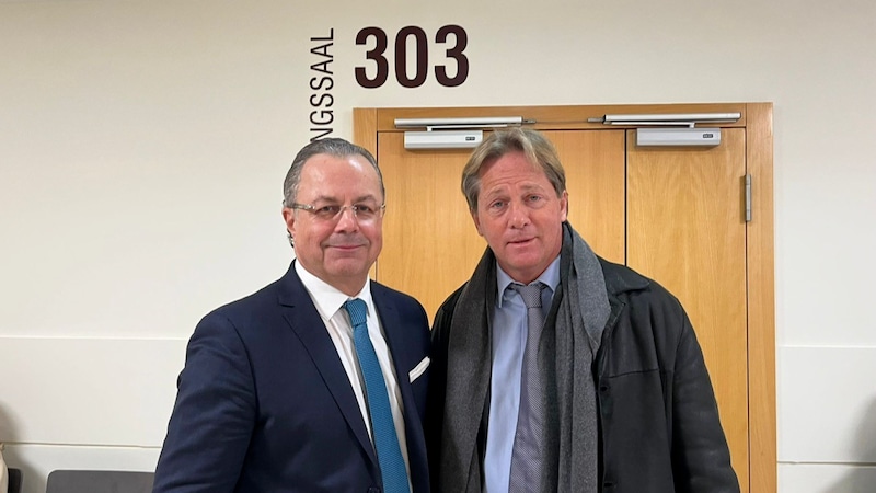 Lawyers Andreas Reichenbach (left) and Alexander Philipp are defending two of the accused. (Bild: Sophie Pratschner)