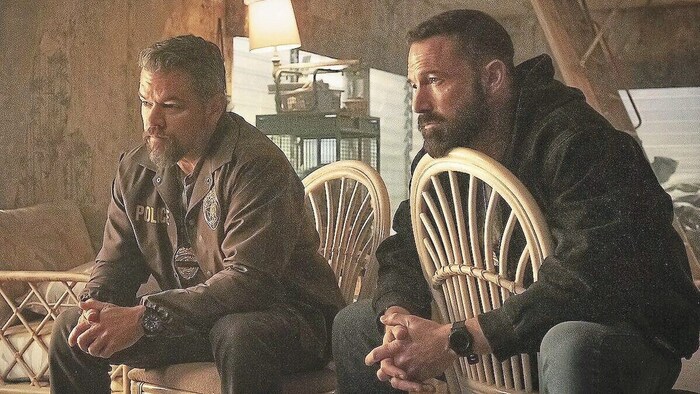 Matt Damon (l.) und Ben Affleck spielen gemeinsam im Film „RIP“ mit.