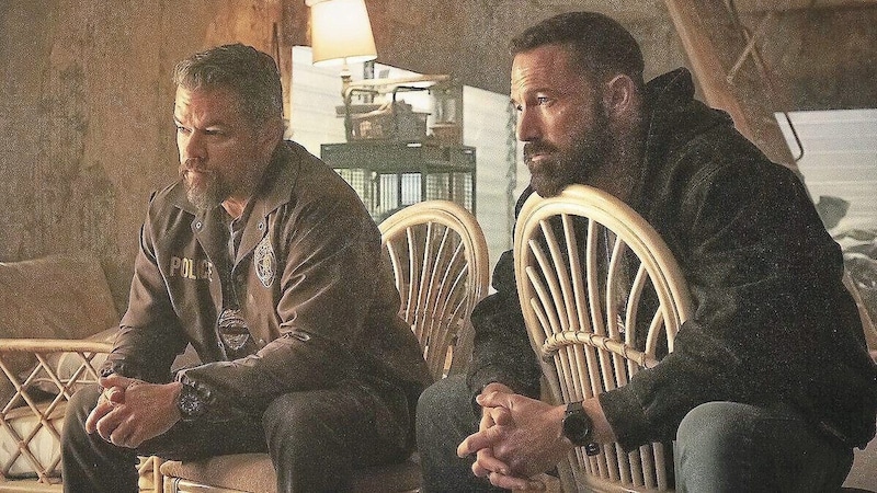 Matt Damon (l.) und Ben Affleck spielen gemeinsam im Film „RIP“ mit. (Bild: Claire Folger/Netflix)