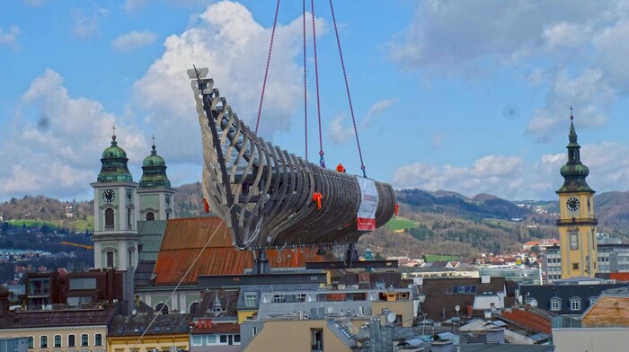 Das „Flying Ship“ (re.) des russischen Künstlers Alexander Ponomarev war 21 Meter lang und 18 Meter hoch.