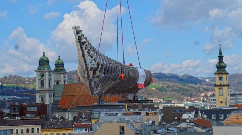 The "Flying Ship" (right) by Russian artist Alexander Ponomarev was 21 meters long and 18 meters high. (Bild: Einöder Horst)