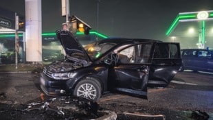 Bei dem Unfall des Rasers wurden mehrere Autos zerstört.