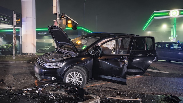 Bei dem Unfall des Rasers wurden mehrere Autos zerstört.