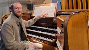 Stjepan Molnar, der neue Stiftskapellmeister und Regionalkantor, an „seiner“ Orgel in St. Paul im Lavanttal. (Bild: Christina Natascha Kogler)