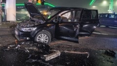 In diesem Zivil-Streifenwagen saß eine Polizistin am Steuer, als in Traun der BMW des Rasers einschlug. Ihr Kollege konnte sich gerade noch retten. (Bild: Werner Kerschbaummayr/TEAM FOTOKERSCHI / ANTONIO BAYER)