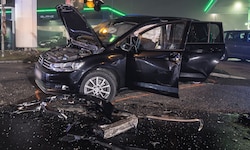 In diesem Zivil-Streifenwagen saß eine Polizistin am Steuer, als in Traun der BMW des Rasers ...