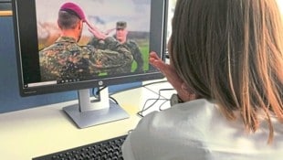 Immer wieder fallen Frauen im Internet etwa auf vermeintliche Soldaten herein und überweisen Unmengen an Geld. (Bild: Thurner Samuel)