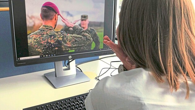 Immer wieder fallen Frauen im Internet etwa auf vermeintliche Soldaten herein und überweisen Unmengen an Geld. (Bild: Thurner Samuel)