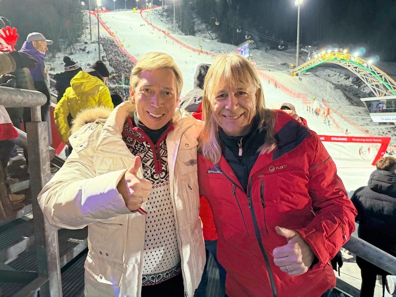 Manager Helmut Werner gemeinsam mit Sepp Spielbichler von der Hohenhaus Tenne während des Nightrace in Schladming. (Bild: Benedict Bartsch)