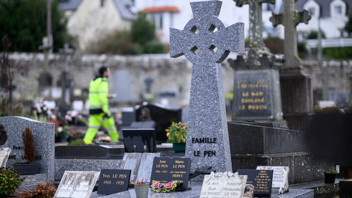 So sah das Familiengrab der Le Pens vor dem Vandalenakt aus.