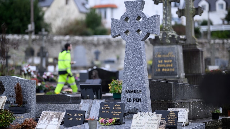 This is what the Le Pen family grave looked like before the act of vandalism. (Bild: APA Pool/AFP)