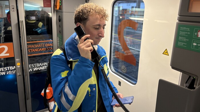 Der Steward begrüßt die Fahrgäste an Bord.