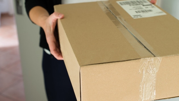 The parcels are accepted by fraudsters. (Bild: stock.adobe.com, krone.at-Grafik)