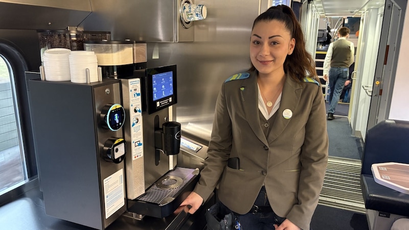 Colleague Tina next to one of the coffee machines on board. (Bild: Manuel Schwaiger)