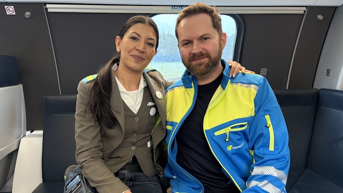 Mitarbeiterin Marina und Ademir Jatic, der Sprecher der WESTbahn, auf einer der komfortablen ...