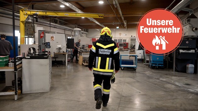 Proud: An employee of Rauch in Trasdorf walks through "his" company in full firefighting gear. (Bild: Krone KREATIV/Attila Molnar)