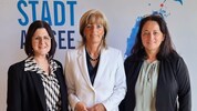 Volksschuldirektorin Kordula Csukker, Bürgermeisterin Elisabeth Böhm und Amtsleiterin Judith ...