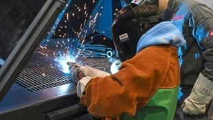 Mastklettern, Schweißen, Kochen und vieles mehr: Interessierte können Berufsfelder hautnah ...