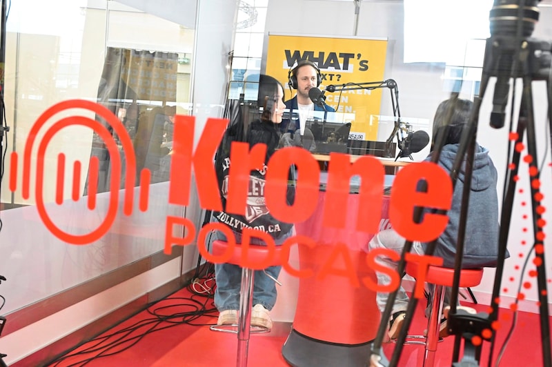 Im „Krone“-Podcast-Studio erzählen Schüler von der Messe (Bild: Evelyn Hronek)