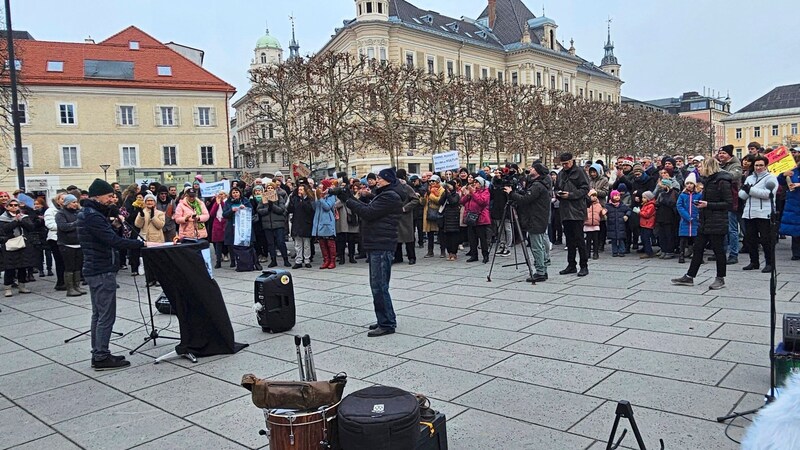 800 people took part in the demonstration. (Bild: Tragner)