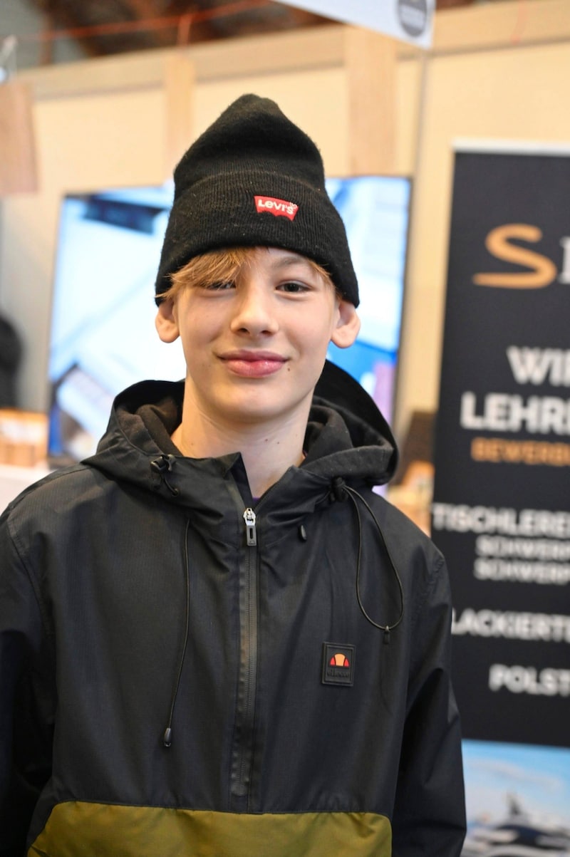 Raphael (13) aus Feldkirchen: Ich will gerne eine Lehre machen, welche weiß ich noch nicht. Aber mit Holz würde ich gerne einmal arbeiten. Ich hab hier schon geschliffen und gehobelt. (Bild: Evelyn Hronek)