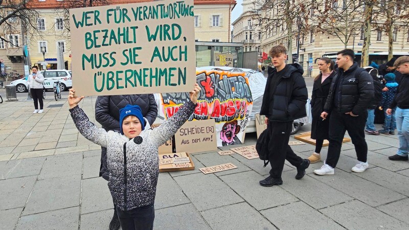 Young people also have their demo message (Bild: Tragner)