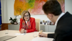 Johanna Mikl-Leitner im Gespräch mit der „Krone“.  (Bild: Imre Antal)