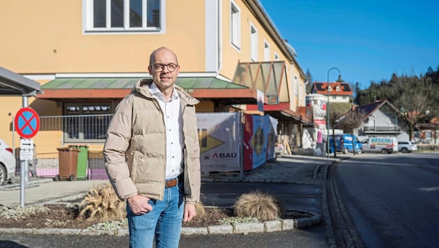 Mayor Christoph Zirngast in front of the Heindl House in Großklein: the first tenants will soon be moving in. (Bild: Juergen Fuchs)