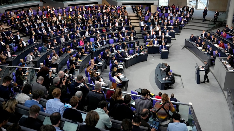 Der Deutsche Bundestag am Freitagnachmittag (Bild: AP/The Associated Press)