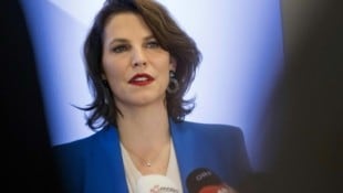Edtstadler gilt als modeinteressiert, nahbar und humorvoll – aber knallhart in politischen ...