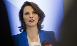 Edtstadler gilt als modeinteressiert, nahbar und humorvoll – aber knallhart in politischen ...