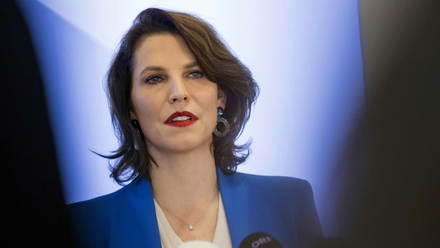 Edtstadler gilt als modeinteressiert, nahbar und humorvoll – aber knallhart in politischen ...