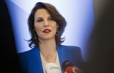 Edtstadler gilt als modeinteressiert, nahbar und humorvoll – aber knallhart in politischen ...
