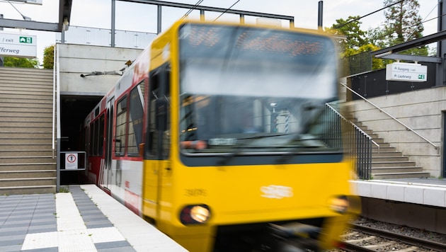 In Stuttgart, a teenager allegedly pushed another against an incoming subway train (symbolic image). (Bild: stock.adobe.com/Hunter Bliss)