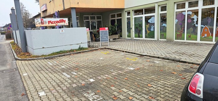 Auch diese beiden Parkplätze vor einem Café in Viktring sind privat geschützt. Sonst kostet eine Benützung 255 Euro.