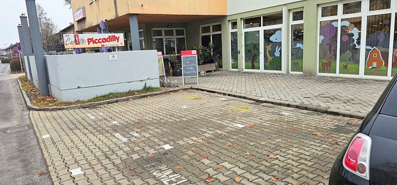 These two parking spaces in front of a café in Viktring are also privately protected. Otherwise, one use costs 255 euros. (Bild: Tragner Christian)