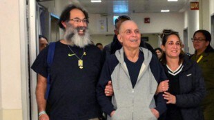 Gadi Moses wird nach seiner Freilassung von seiner Familie in Empfang genommen – links neben ihm ...