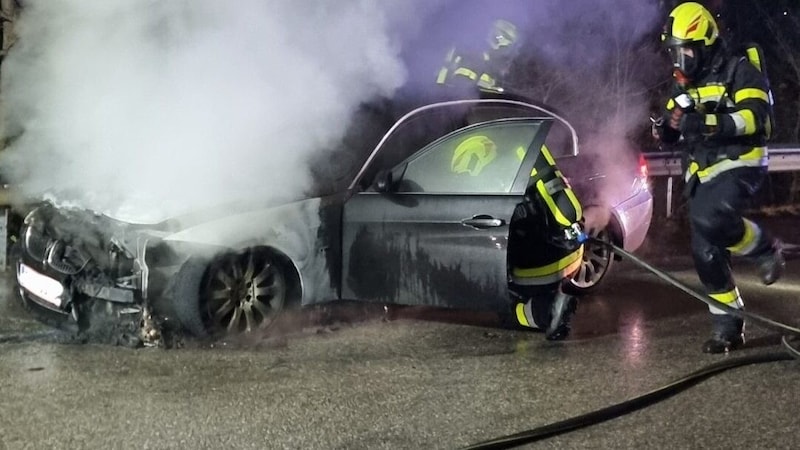 Das Fahrzeug brannte zur Gänze aus. (Bild: Freiwillige Feuerwehr Bruck an der Mur)