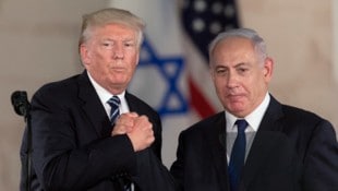 Trump und Netanyahu bei einem Treffen in Jerusalem im Jahr 2017 (Bild: Associated Press)