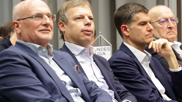 ÖFB President Wolfgang Bartosch (left) with Thomas Hollerer (center) and Bernhard Neuhold (Bild: GEPA pictures)