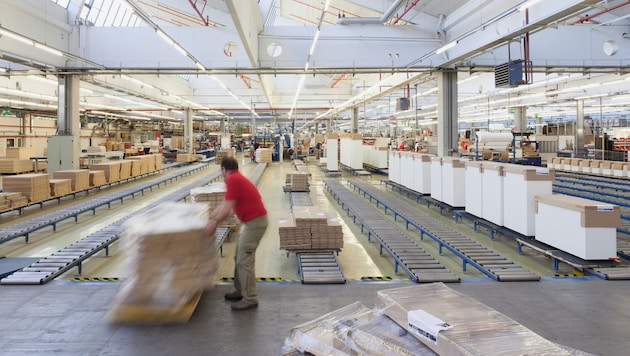 Hundreds of employees produce furniture "made in Austria" in Waidhofen an der Ybbs. (Bild: Copyright: Andrea Hirsch)