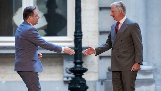 Der belgische König Philippe (re.) mit dem neuen Regierungschef Bart de Wever (Bild: EPA)