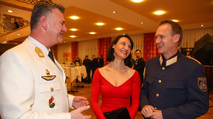 Landesmilitär- kommandant Peter Schinnerl (li.) unterhielt sich köstlich mit Bernhard Rausch und dessen Partnerin Annemarie Weißenbacher.
