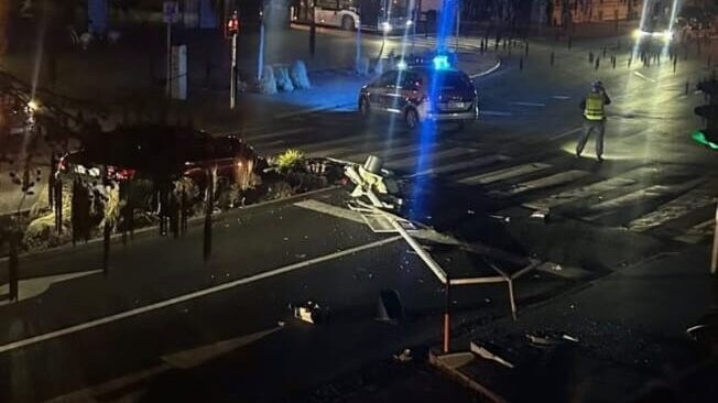 Passenger injured - Drunk driver crashes into traffic lights | krone.at