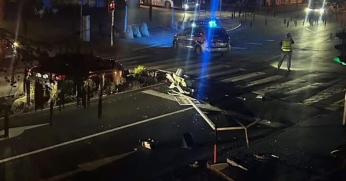 Passenger injured - Drunk driver crashes into traffic lights | krone.at
