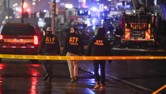 The aircraft took off from a nearby Northeast Philadelphia Airport and crashed shortly after take-off. (Bild: Images/AFP Matthew Hatcher / GETTY IMAGES NORTH AMERICA)