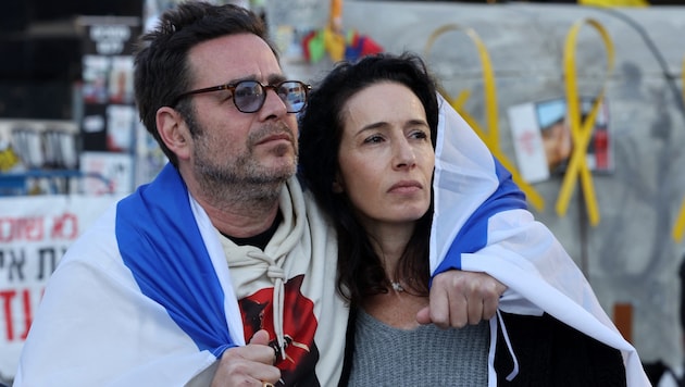 A couple watches the release of the hostages on February 1 at Hostages Square in Tel Aviv via live stream. (Bild: AFP )