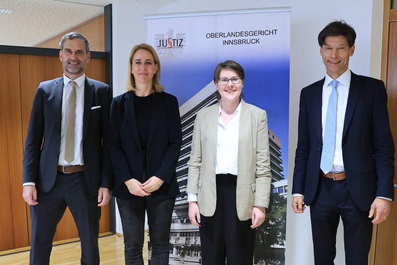 Gosch (li.) und Zimmermann mit den OLG-Mediensprecherinnen Claudia Hagen (Vize, 2. v. li.) und Stefanie Konrad. (Bild: Johanna Birbaumer)