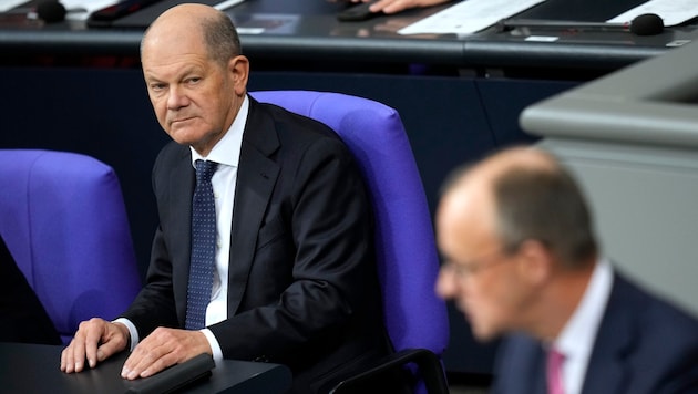 German Chancellor Olaf Scholz (SPD) contradicted Merz, who had described Friday as a good day for parliamentarianism due to the heated debate on migration. (Bild: AP Photo/Ebrahim Noroozi)